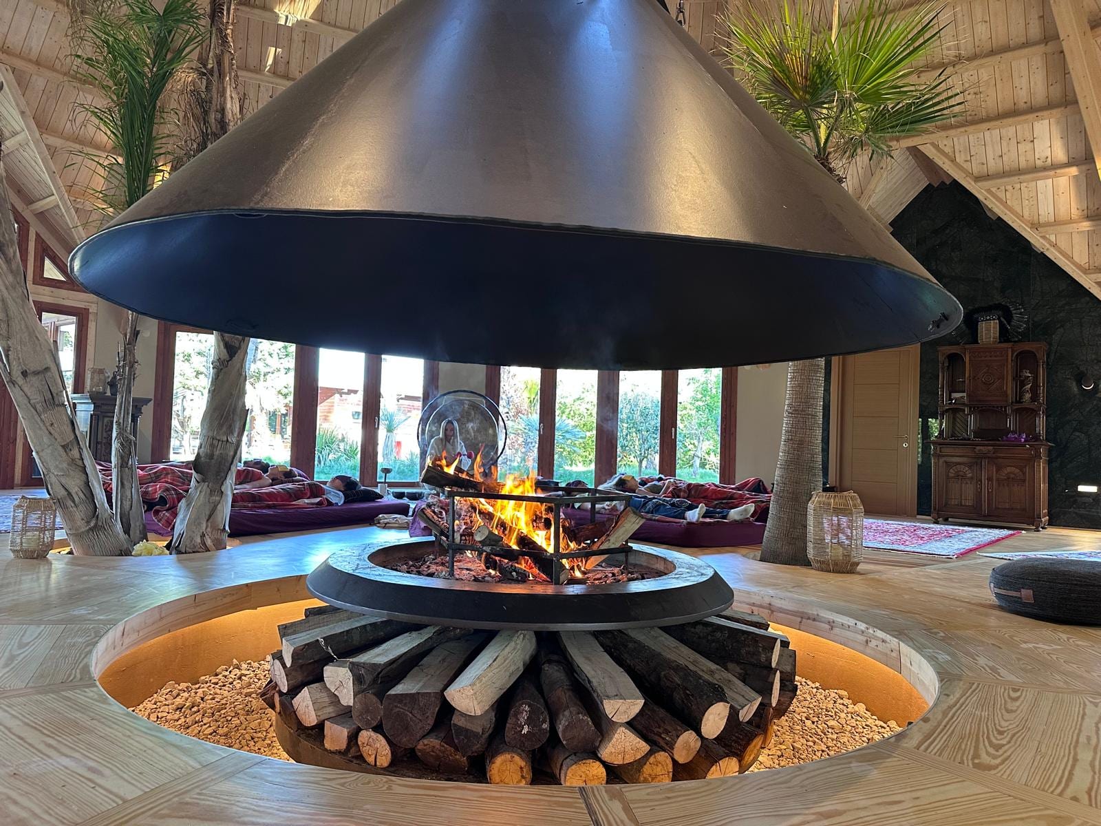 Lake Inn ateş alanı — gece atmosferi
